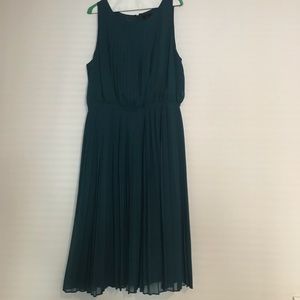 Sleeveless pleated dress